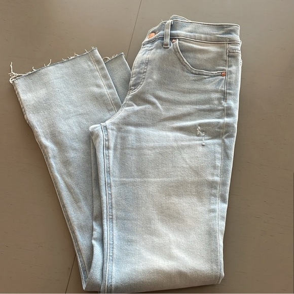 Express Mid Rise Light Wash Raw Hem Skyscraper Jeans
Women’s 6 Short - Picture 5 of 6